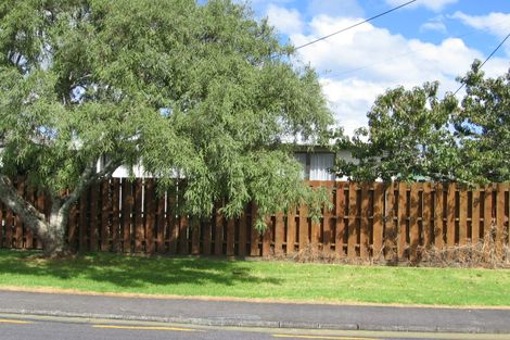 Photo of property in 1a Neil Avenue, Te Atatu Peninsula, Auckland, 0610