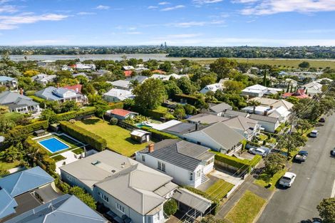 Photo of property in 19 William Bond Street, Stanley Point, Auckland, 0624