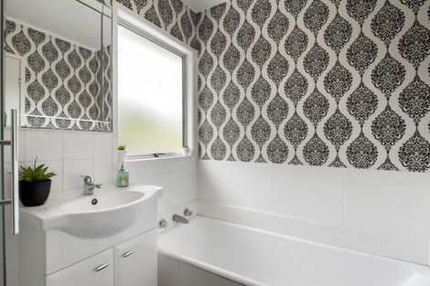 Photo of property in 98 Spinella Drive, Bayview, Auckland, 0629