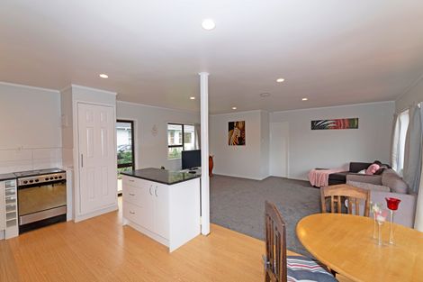 Photo of property in 21a Birdwood Road, Swanson, Auckland, 0612