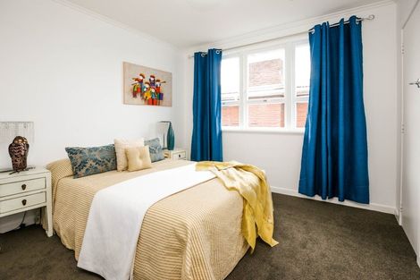 Photo of property in 10 Royal View Road, Te Atatu South, Auckland, 0610