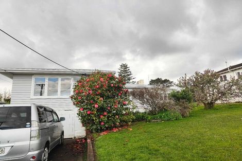 Photo of property in 48 Woodlands Crescent, Browns Bay, Auckland, 0630