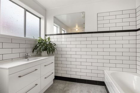 Photo of property in 28 Waterview Road, Stanley Point, Auckland, 0624