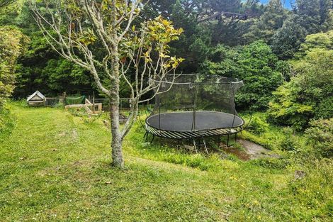 Photo of property in 35 Poto Road, Normandale, Lower Hutt, 5010