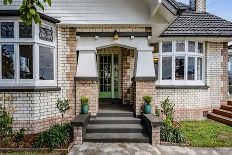 Photo of property in 10 Mangorei Road, Strandon, New Plymouth, 4312