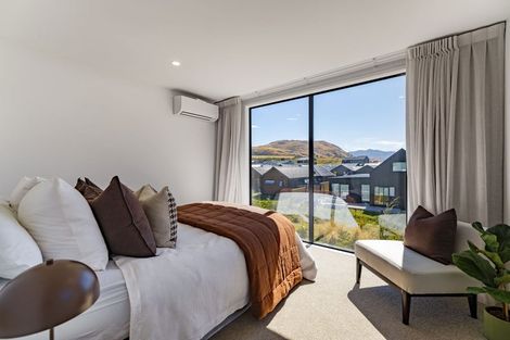 Photo of property in 18 Chapman Way, Jacks Point, 9371