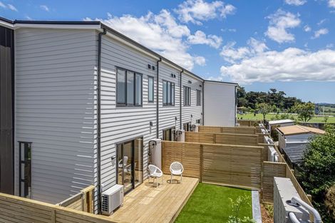 Photo of property in 4/504 Don Buck Road, Massey, Auckland, 0614