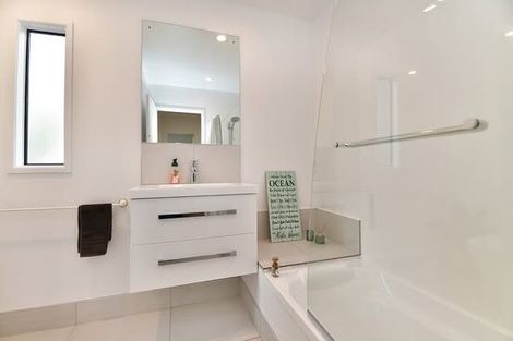 Photo of property in 2/1376 Whangaparaoa Road, Army Bay, Whangaparaoa, 0930