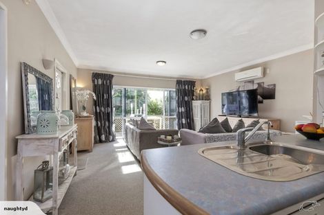 Photo of property in 21a Madison Place, Forrest Hill, Auckland, 0620