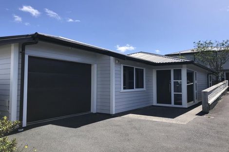 Photo of property in 11a Pinkerton Grove, Newlands, Wellington, 6037
