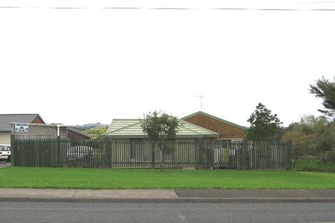 Photo of property in 2/520 Don Buck Road, Westgate, Auckland, 0614