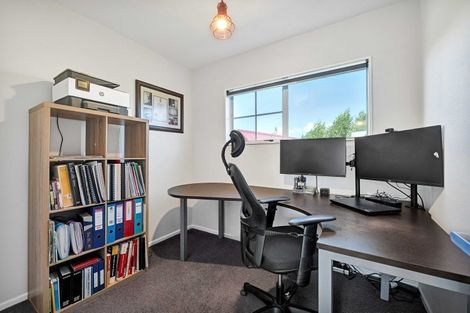 Photo of property in 5 Tamati Place, Merrilands, New Plymouth, 4312