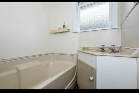 Photo of property in 28 Lincoln Park Avenue, Massey, Auckland, 0614