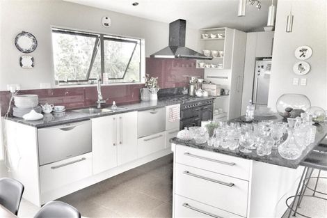 Photo of property in 168a Scenic Drive, Titirangi, Auckland, 0604