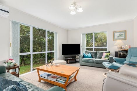 Photo of property in 21 Saunders Close, Whitby, Porirua, 5024