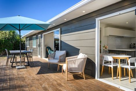 Photo of property in 10 Gladys Place, Kelvin Grove, Palmerston North, 4414