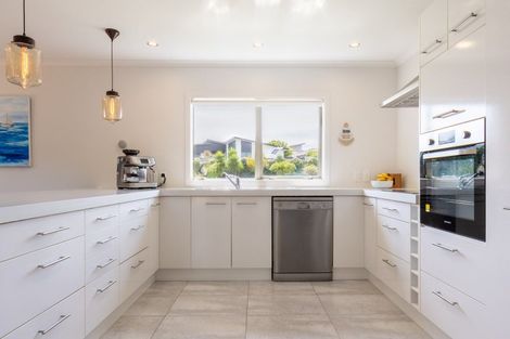 Photo of property in 7 Simpson Crescent, Raumati Beach, Paraparaumu, 5032
