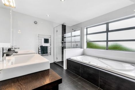 Photo of property in 7 Karemoana Drive, Te Atatu Peninsula, Auckland, 0610