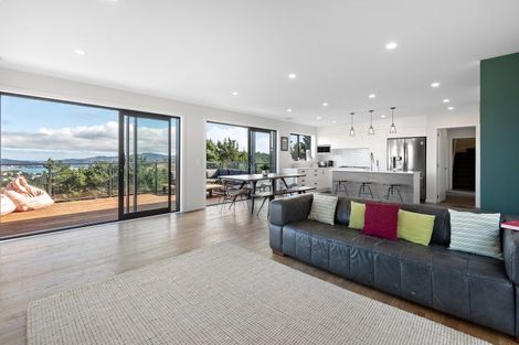 Photo of property in 16 Piper Way, Newlands, Wellington, 6037