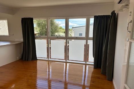 Photo of property in 2/70 Gladstone Road, Northcote, Auckland, 0627