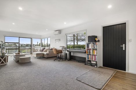 Photo of property in 5 Holiday Road, Stanmore Bay, Whangaparaoa, 0932