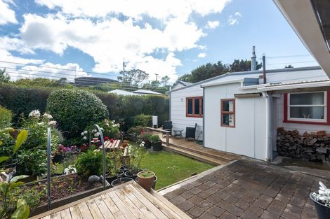 Photo of property in 15 Ruskin Road, Newlands, Wellington, 6037