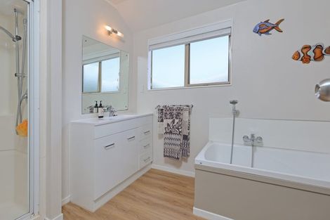Photo of property in 3 San Antonio Way, Henderson, Auckland, 0612