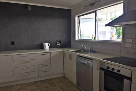 Photo of property in 2/2 Girrahween Drive, Totara Vale, Auckland, 0629