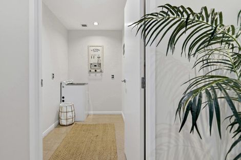 Photo of property in 72 Devonport Road, Tauranga, 3110