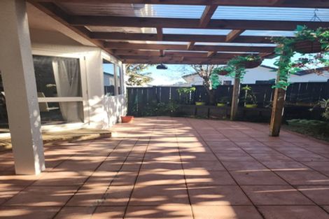 Photo of property in 2/51 Fields Parade, Oteha, Auckland, 0632