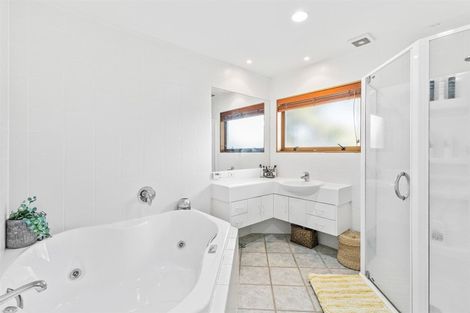 Photo of property in 1/2 Rothesay Bay Road, Rothesay Bay, Auckland, 0630