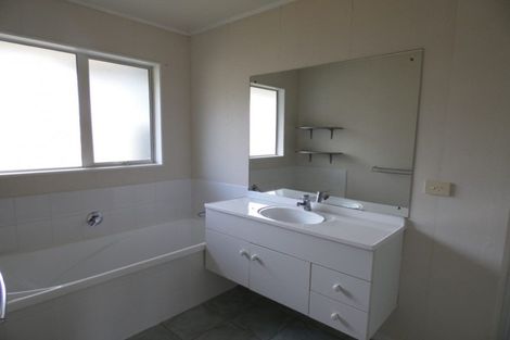Photo of property in 72 Kingdale Road, Henderson, Auckland, 0610