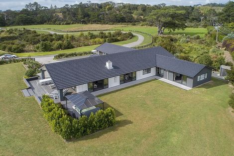 Photo of property in 4 Loretta Place, Red Beach, 0932