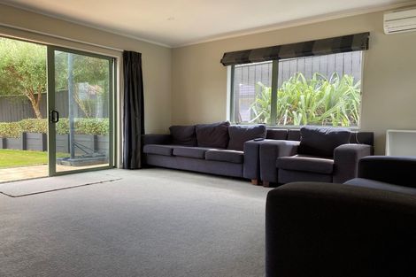 Photo of property in 28 Saunders Close, Whitby, Porirua, 5024