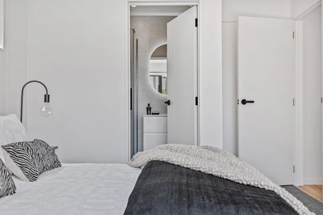 Photo of property in 4/13 Fairdale Place, Birkdale, Auckland, 0626