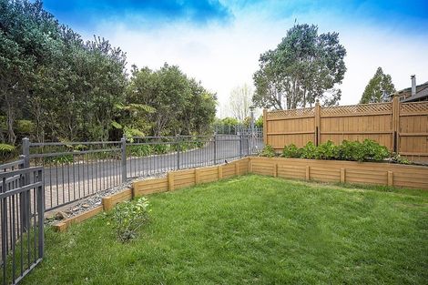 Photo of property in 33 Homewood Place, Chatswood, Auckland, 0626