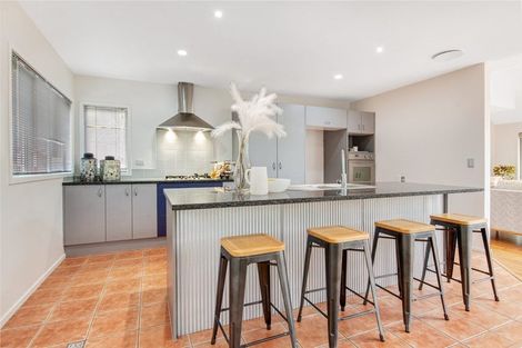 Photo of property in 9 Springwater Vale, Unsworth Heights, Auckland, 0632