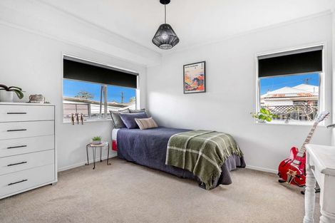 Photo of property in 2/1 Woodside Road, Massey, Auckland, 0614