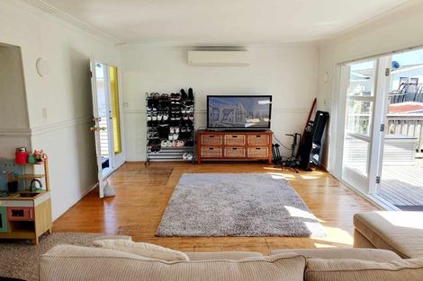 Photo of property in 8 Aplin Place, Birkdale, Auckland, 0626