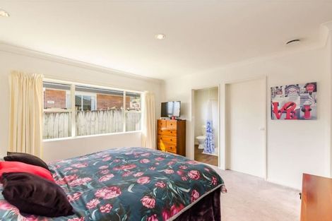Photo of property in 19 Balmerino Grove, Waikanae, 5036
