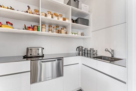 Photo of property in 7 Laguna Place, Matakatia, Whangaparaoa, 0930