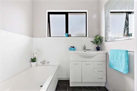 Photo of property in 67 Puriri Road, Pukekohe, 2120