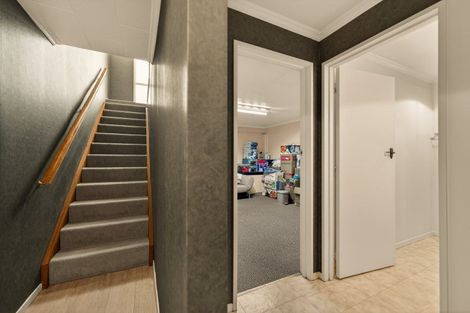 Photo of property in 1 Colonial Place, Kelvin Grove, Palmerston North, 4414