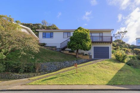 Photo of property in 15 Somes Crescent, Newlands, Wellington, 6037