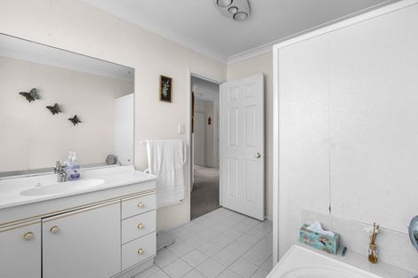 Photo of property in 2 Mcgowan Place, Orewa, 0931