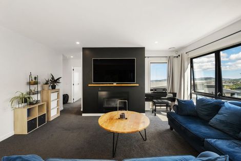 Photo of property in 7b Grumman Lane, Newlands, Wellington, 6037