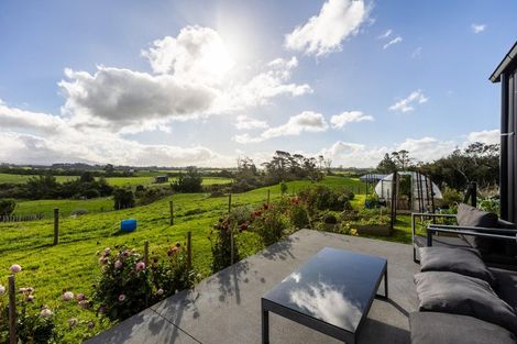 Photo of property in 237 Croydon Road, Midhirst, Stratford, 4394