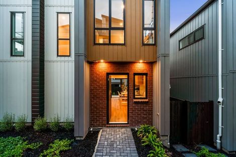 Photo of property in 10 Don Oliver Lane, Glen Eden, 0602