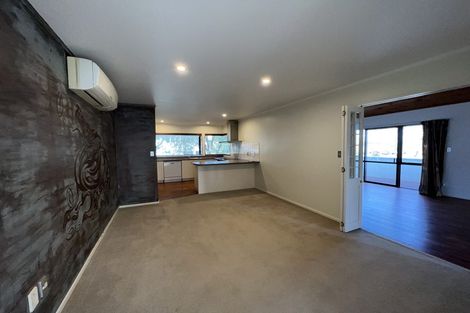 Photo of property in 4 Oystergrove Road, West Harbour, Auckland, 0618