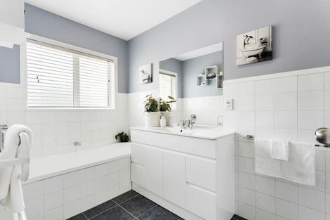 Photo of property in 6 Stephanie Close, Glenfield, Auckland, 0629